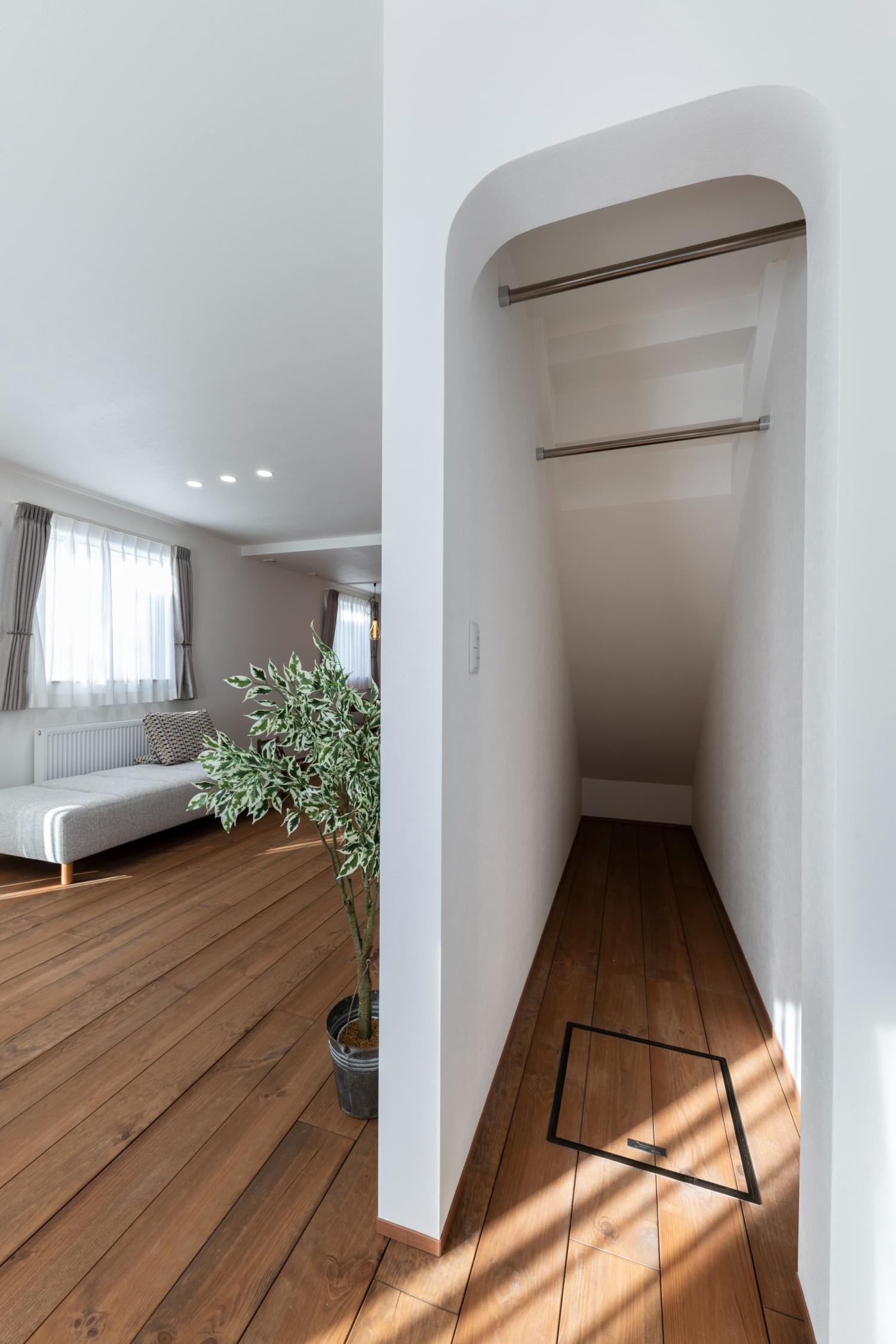 アーチ開口が印象的な、空間になじむウォークインクローゼット