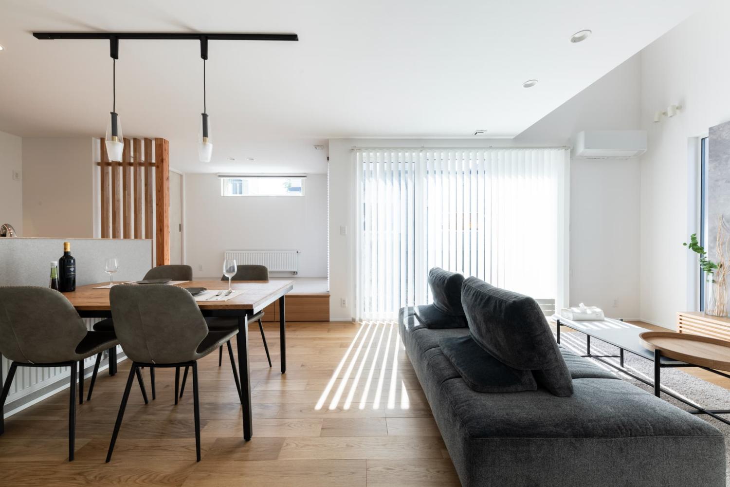 リビングの大きな窓の隣に面した小上がり和室