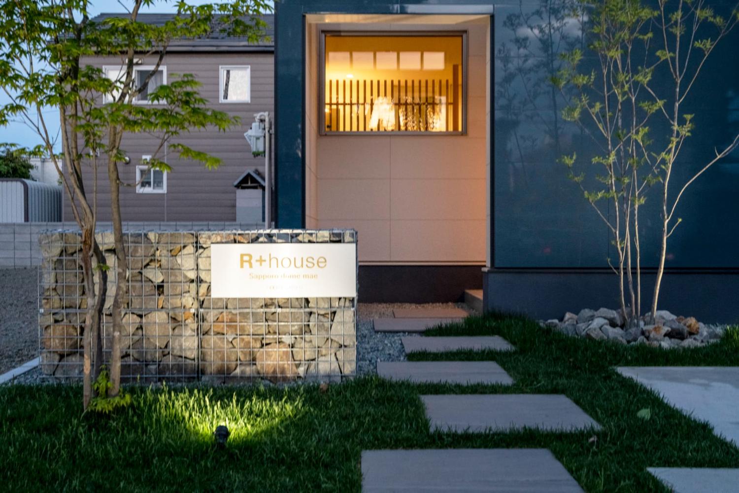 間接照明が映えるおしゃれな玄関アプローチと外構