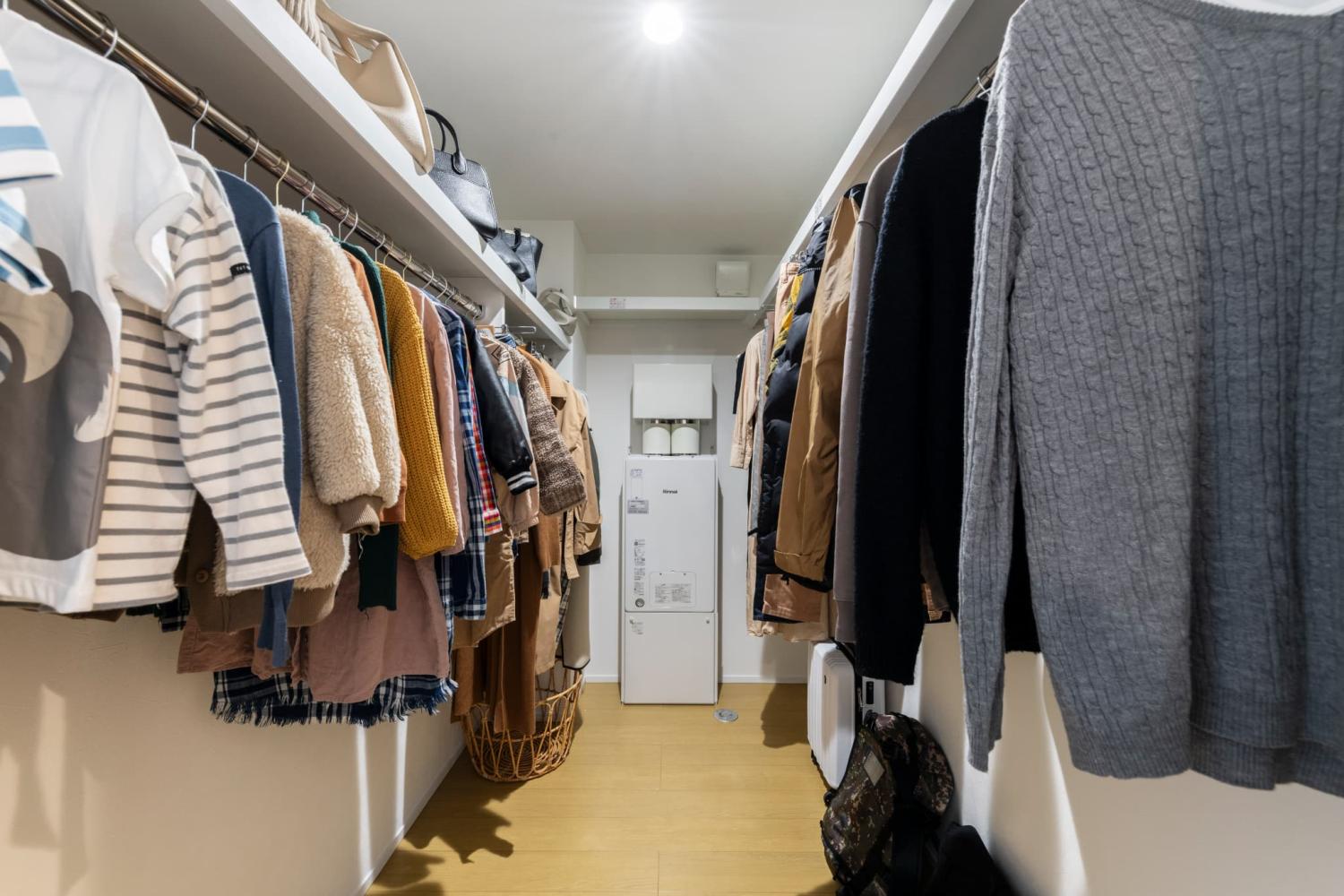 大容量のハンガーパイプで管理しやすいⅡ型配置のウォークインクローゼット