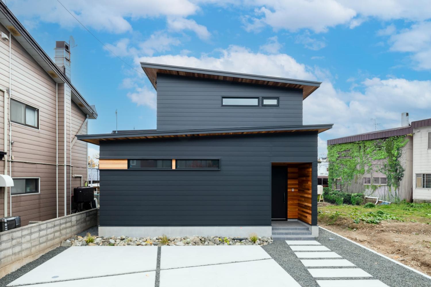 アプローチにはデザインコンクリートと砂利を合わせ、スタイリッシュに仕上げた玄関外構