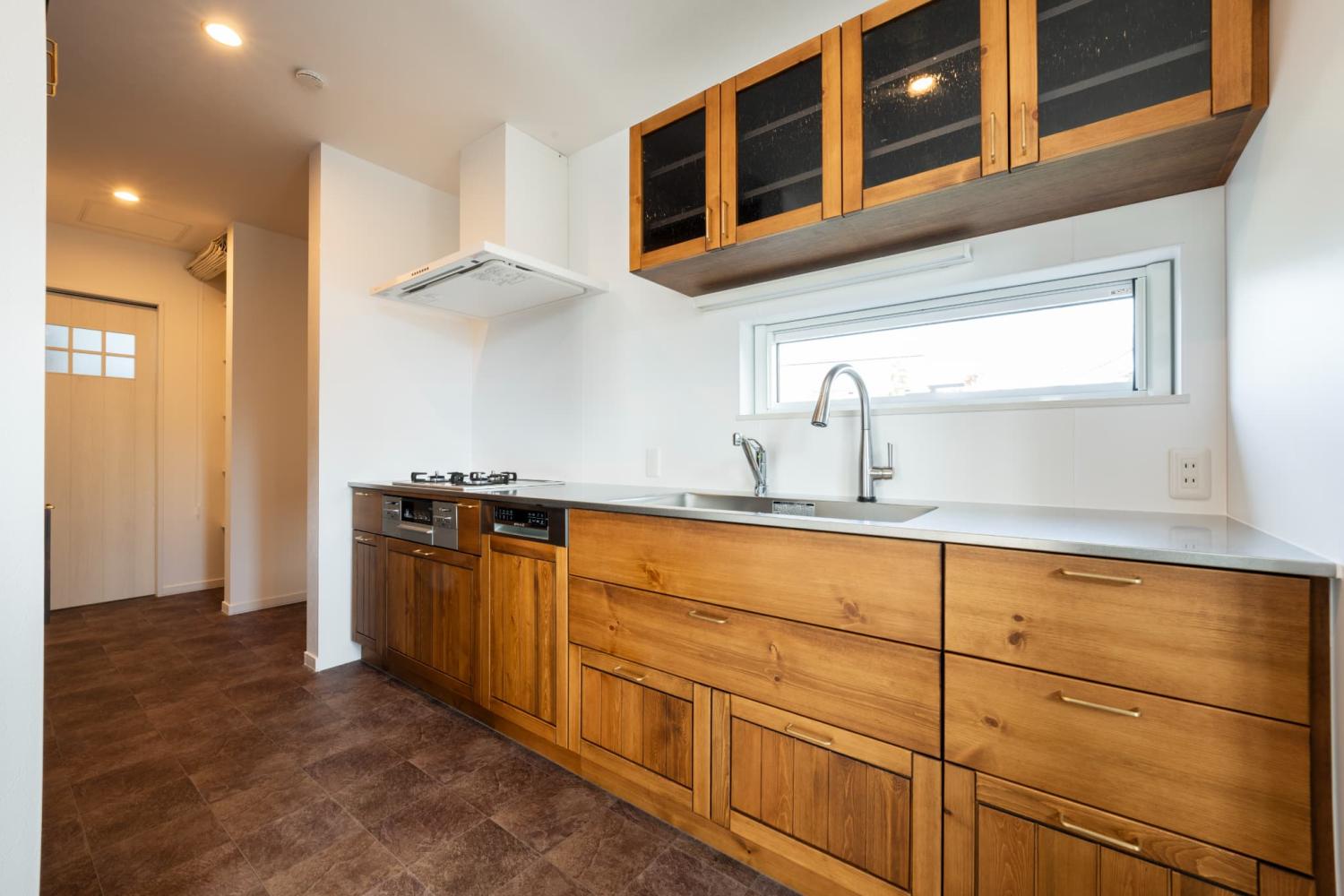 壁に面したカウンターにシンクとコンロを配置したシンプルなⅠ型のキッチンレイアウト