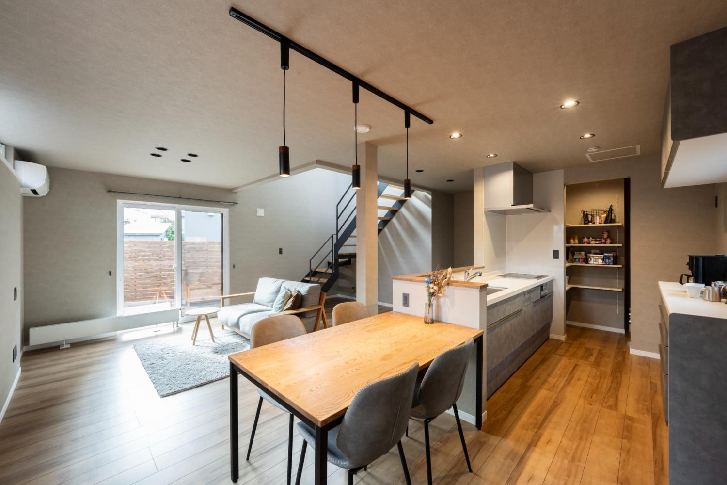 ダイニング一体型のキッチンレイアウトと回遊できる間取り