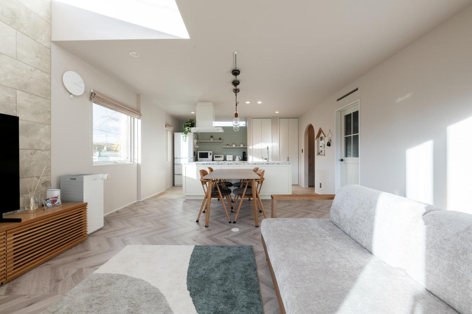 リビングダイニングとつながる開放的なキッチンレイアウト