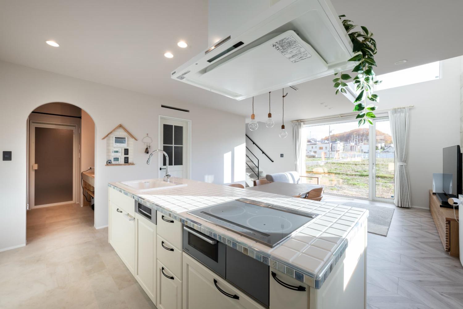 島のように壁から離して配置するアイランド型のキッチンレイアウト