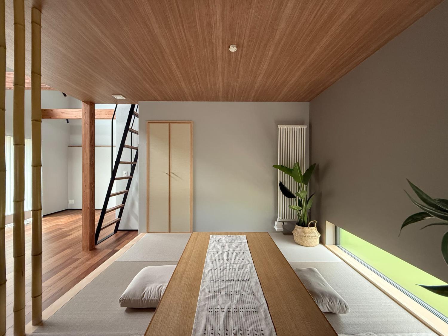 竹素材のルーバーや地窓から入る光が、カフェにいるようなくつろぎ感を与える小上がり和室