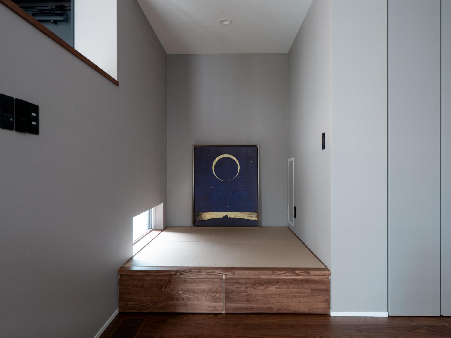 床下収納を備えた小上がり和室で、アートが映える落ち着いた一角