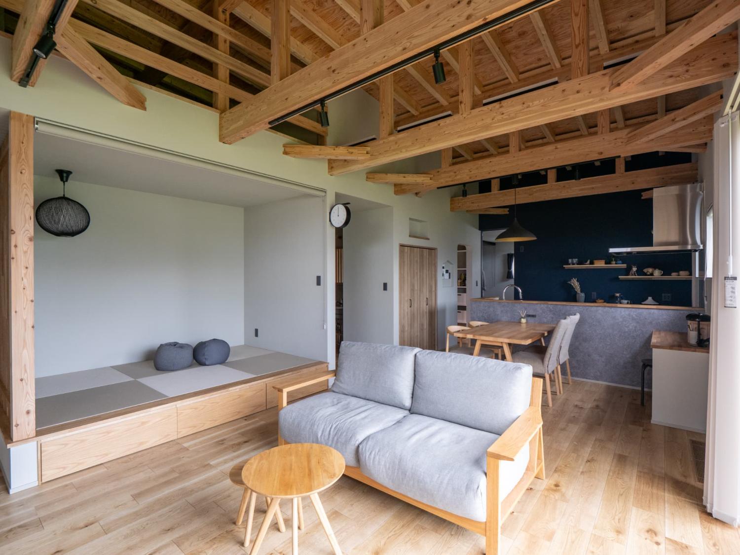 生活空間に寄り添う小上がり和室で、木の素材感が際立つ住まい