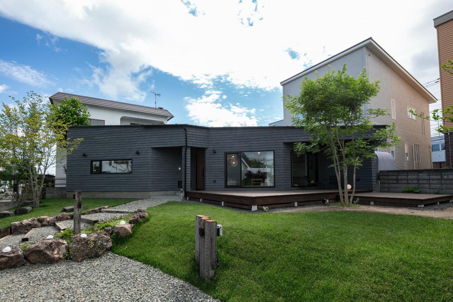 平屋住宅の外観と芝生が映えるおしゃれな外構デザイン