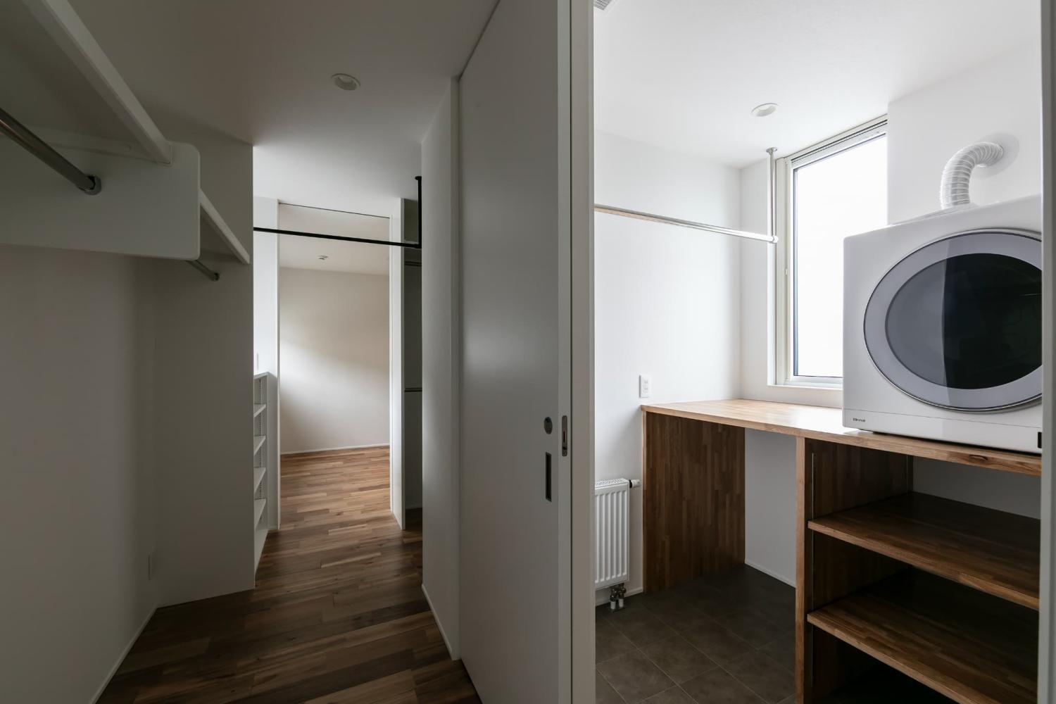 ランドリールームに併設した、実用性の高いウォークインクローゼット