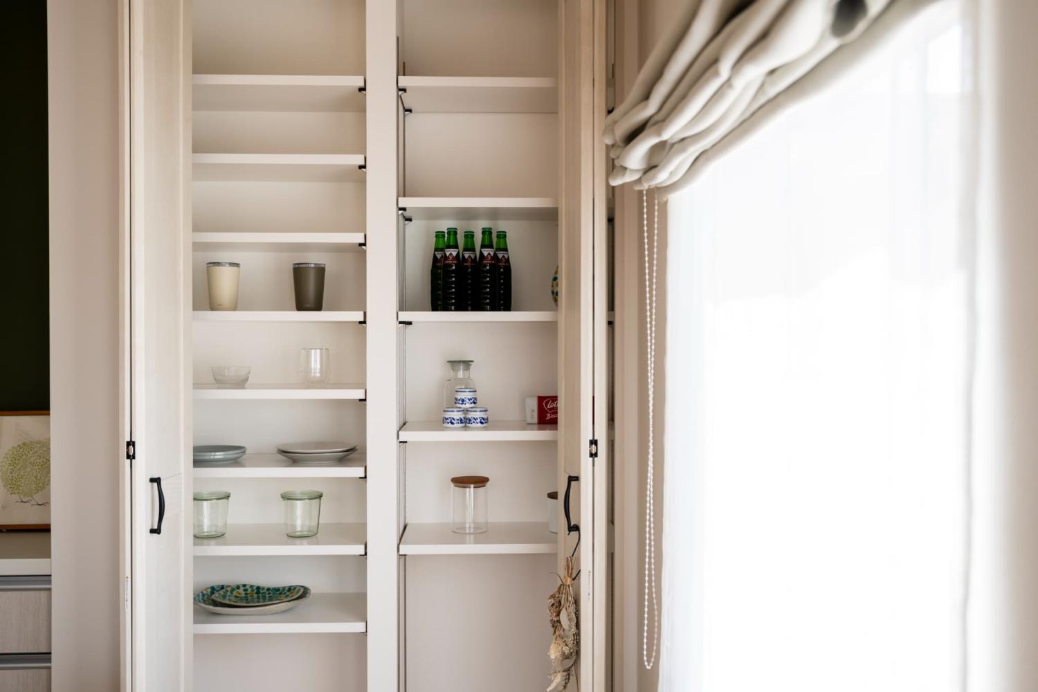 よく使う食器や調理器具なども出し入れしやすいパントリー