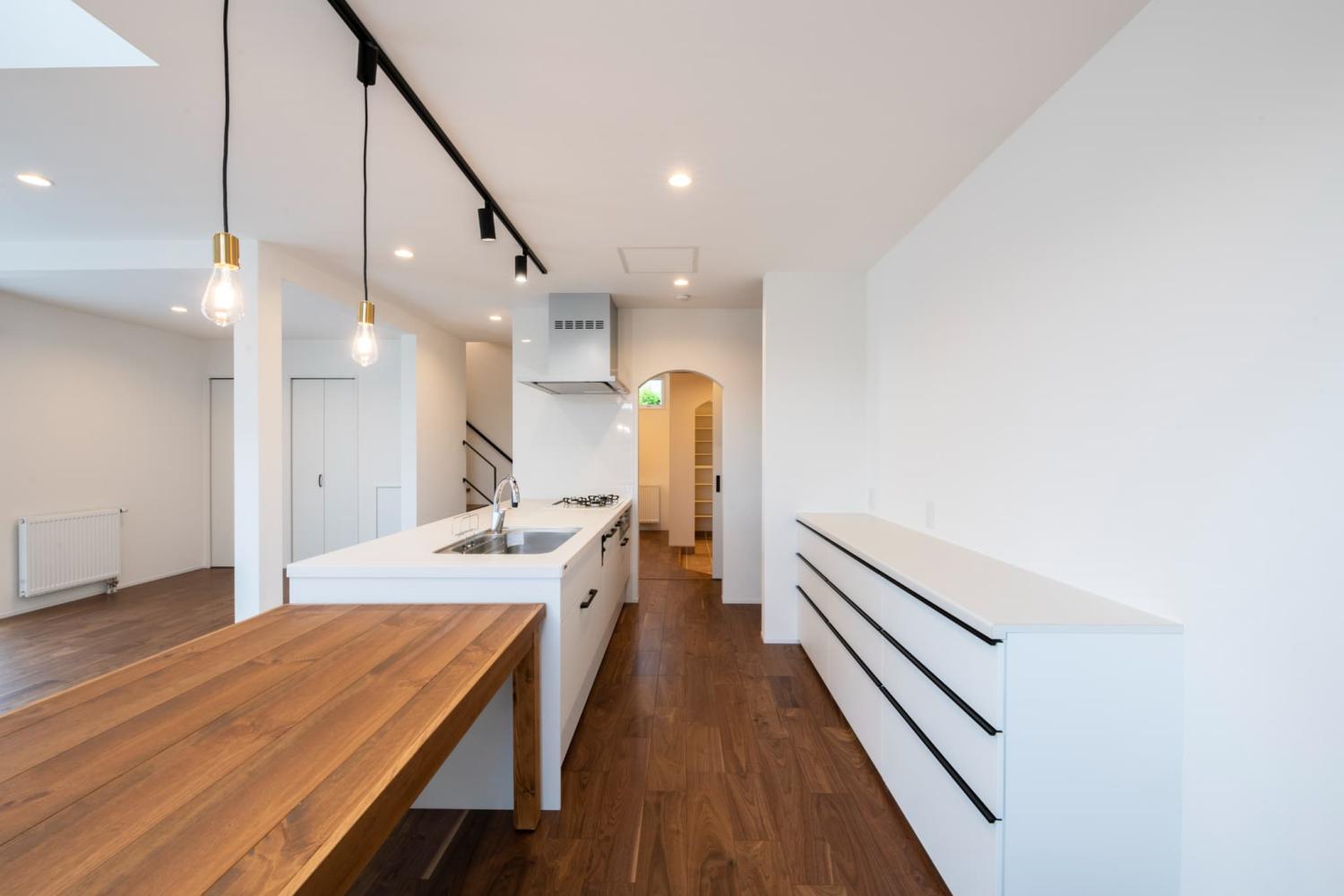 直線的で動線が良いシンプルなⅡ型キッチンレイアウト