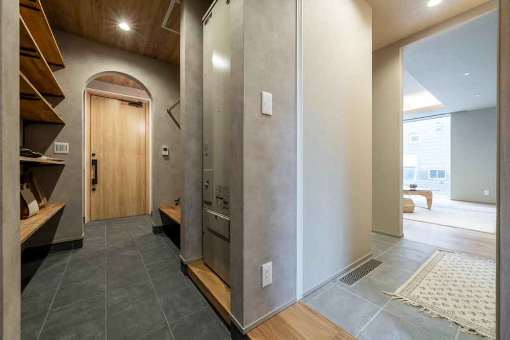 自然換気BAQOOL（バクール）を採用し、寒さを感じづらい玄関