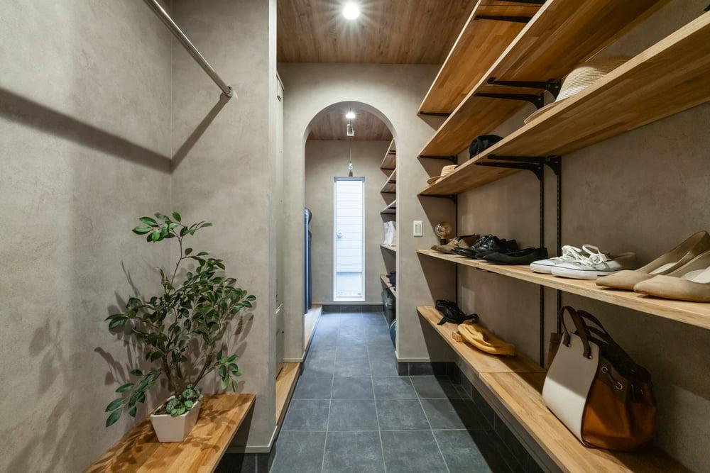 自然換気BAQOOL（バクール）を採用し、寒さを感じづらいシューズクローゼット