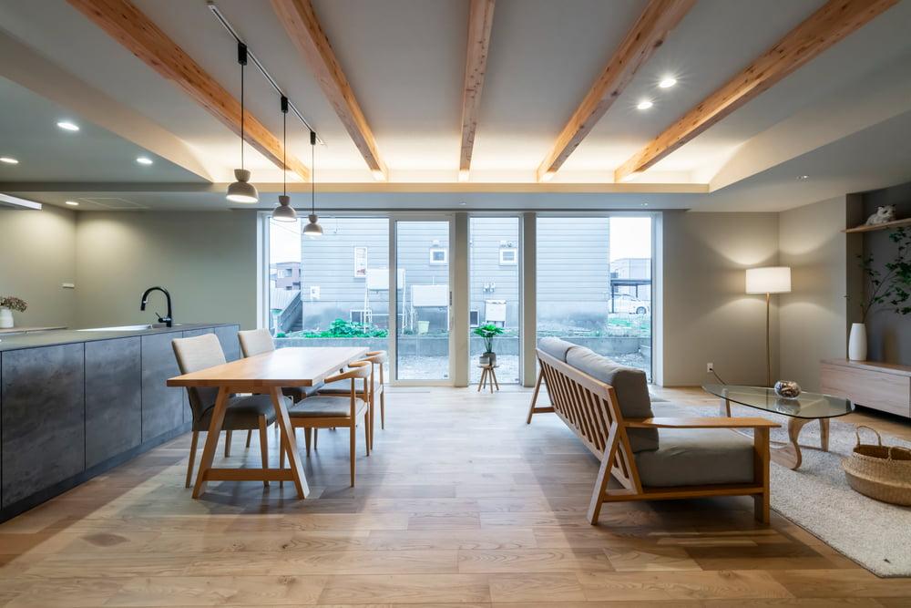 太陽光発電を採用した家の明るく開放的なリビング