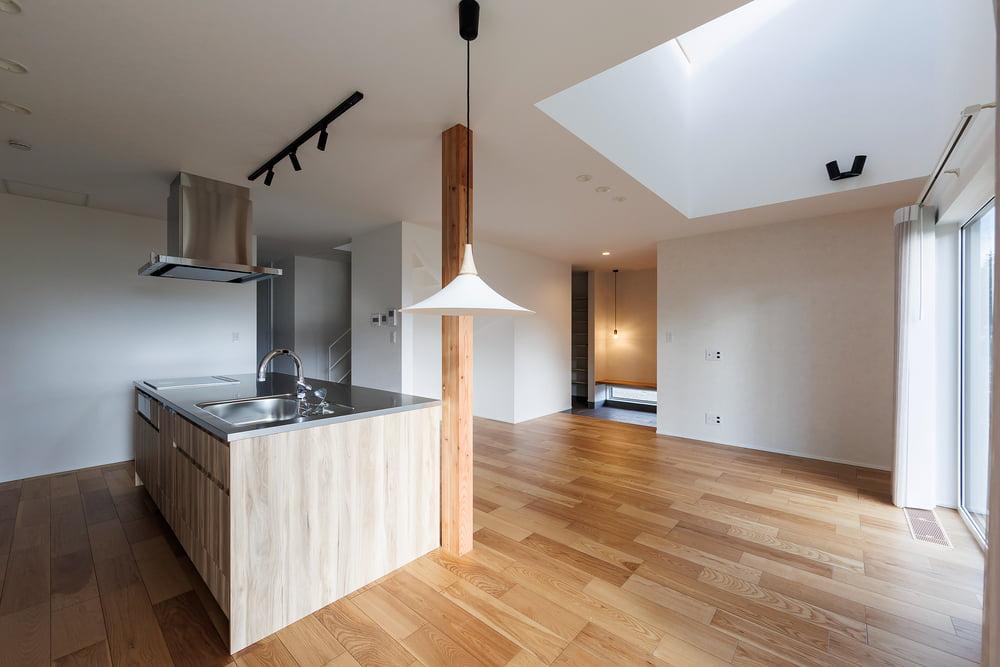 太陽光発電と自然換気BAQOOLを採用した吹き抜けのあるリビング