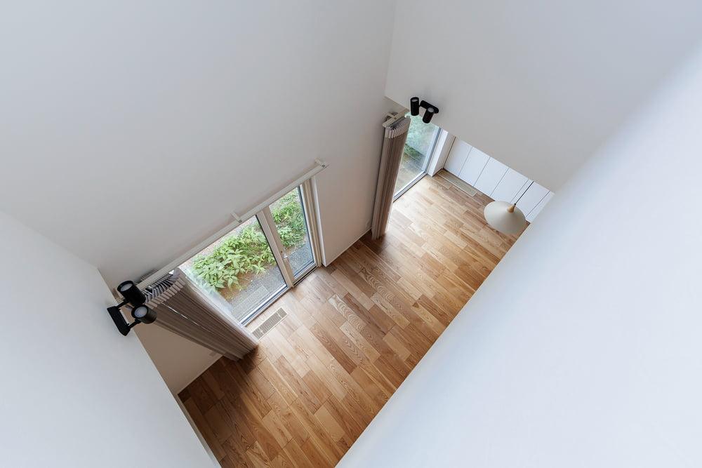 リビングを見下ろせる2階のフリーカウンター