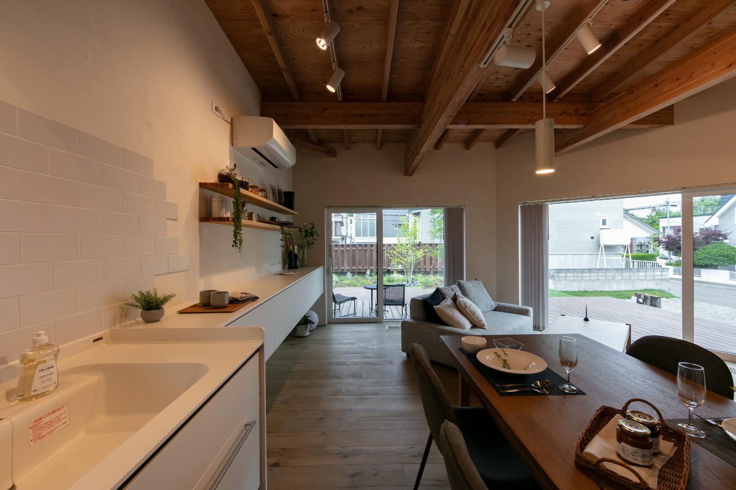 木の梁が見える ZEH 住宅の温かみあるリビングダイニング