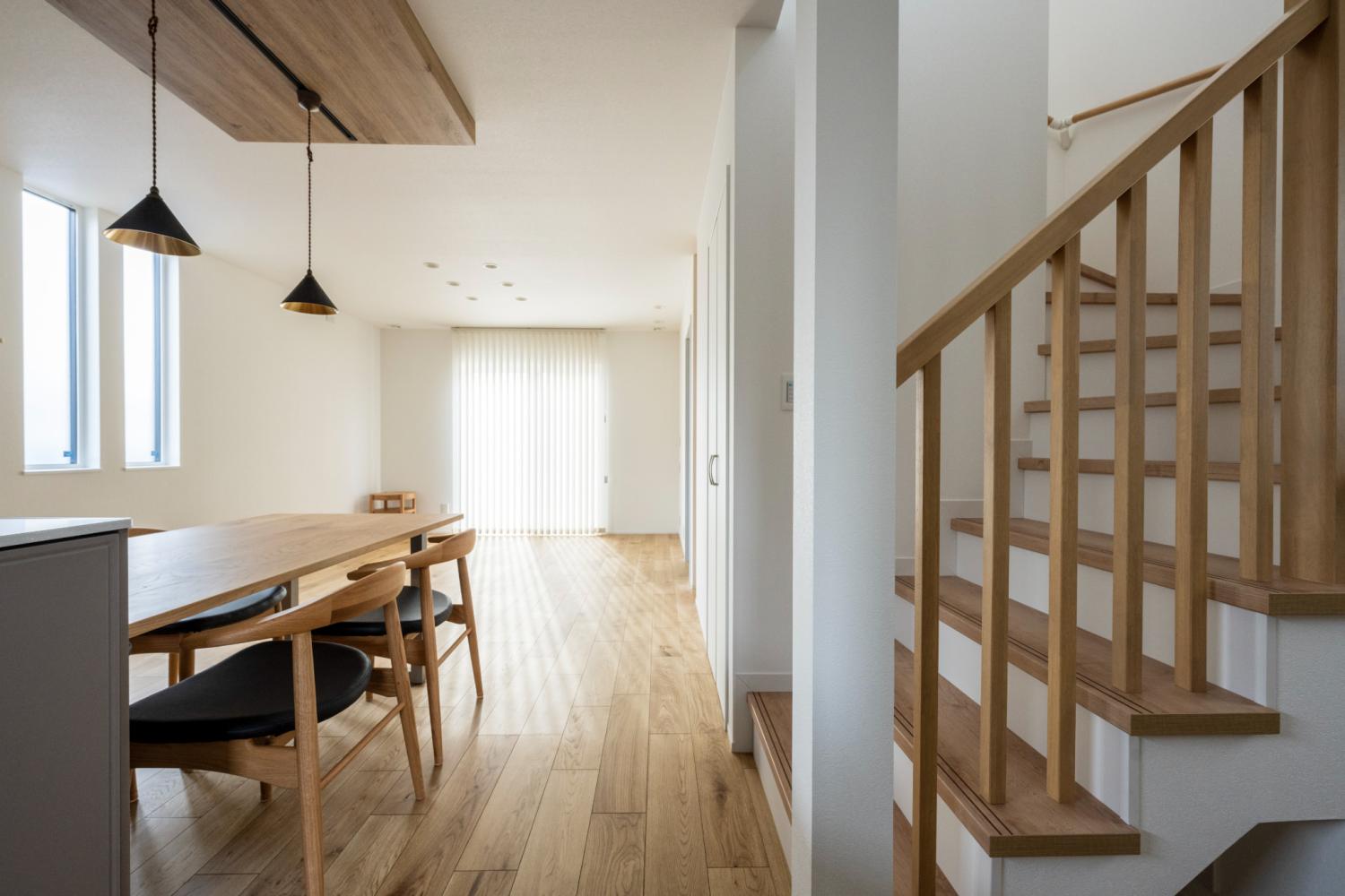 ZEH住宅の明るいダイニングと階段スペースの室内写真