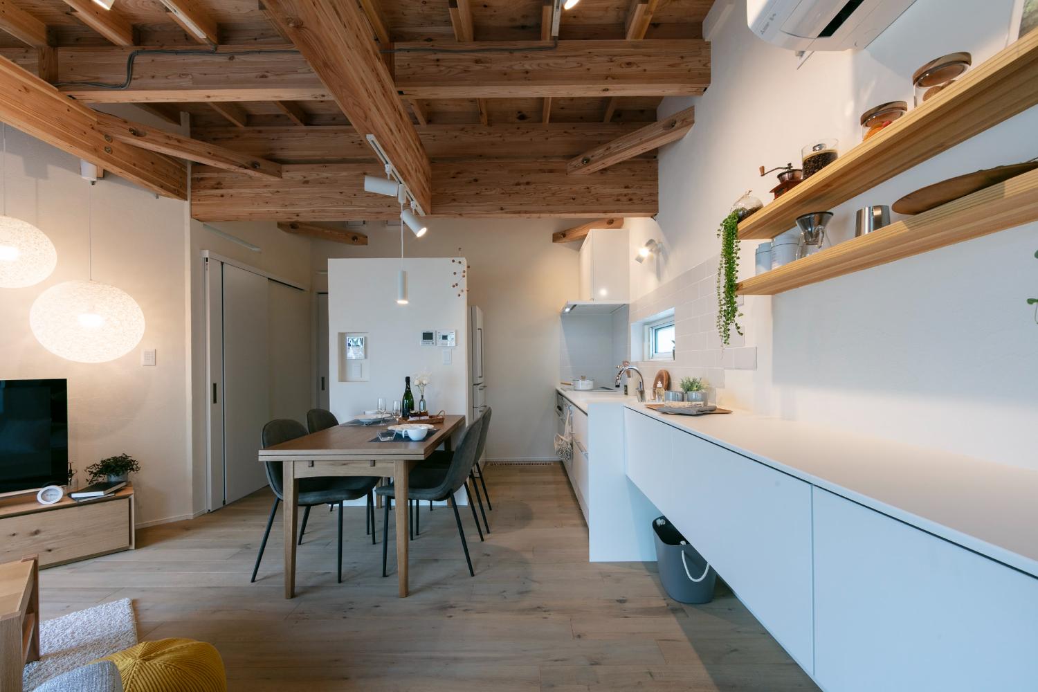 木の質感を生かした ZEH住宅のキッチン・ダイニング空間