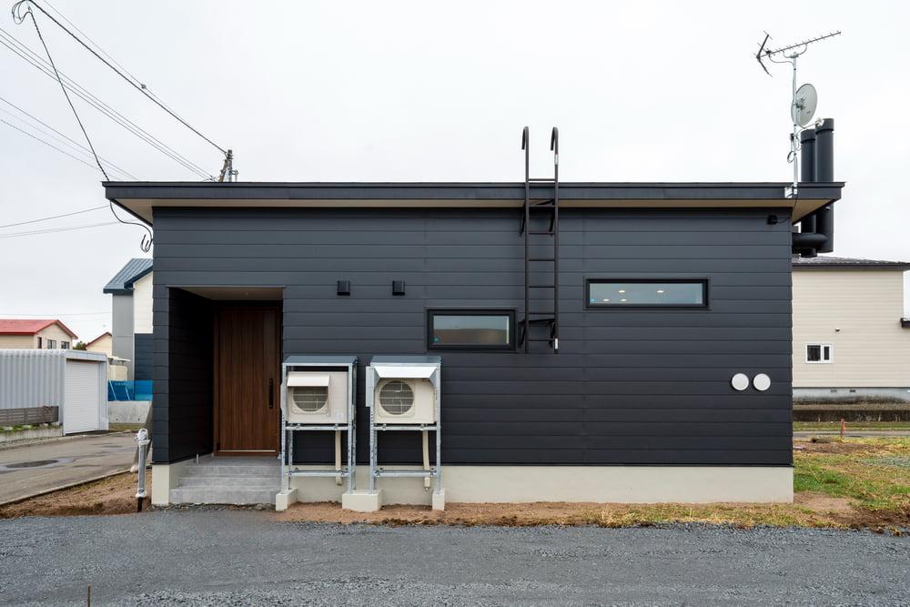 平屋 一人暮らしにちょうどいいサイズ感のシンプルモダンな外観デザイン住宅