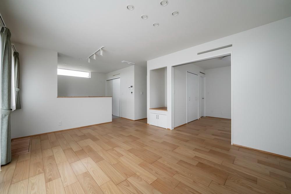 来客時には間仕切りが活躍する平屋のリビング