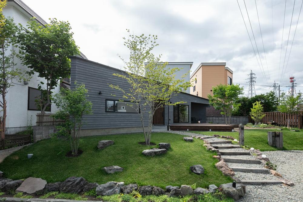 平屋 一人暮らしでも庭を楽しめるウッドデッキ付きのナチュラルな住まい