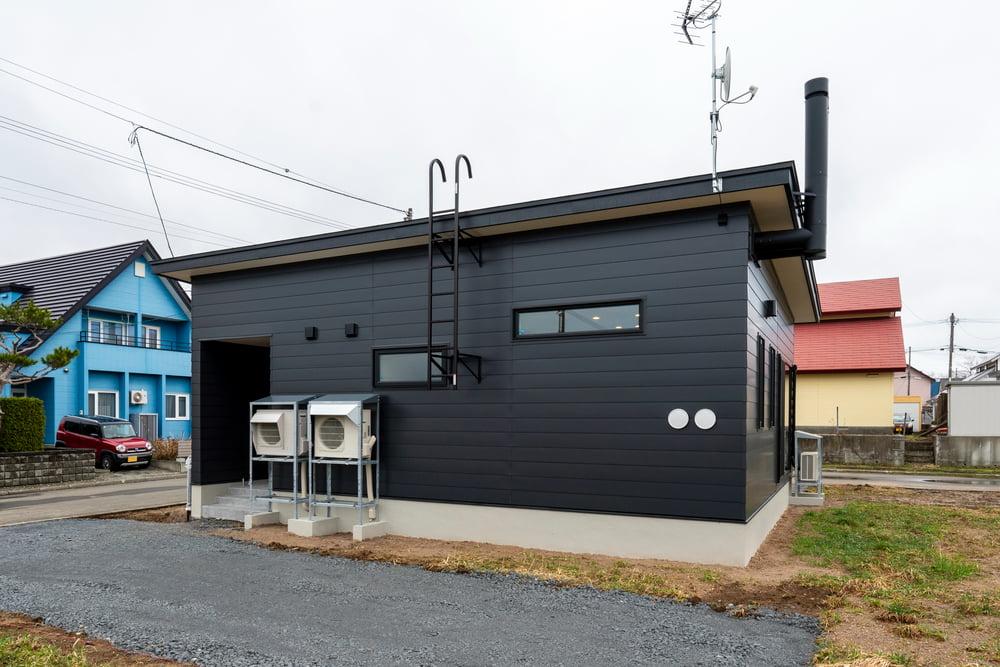 落ち着いたブラックに直線的なシンプルな平屋の外観
