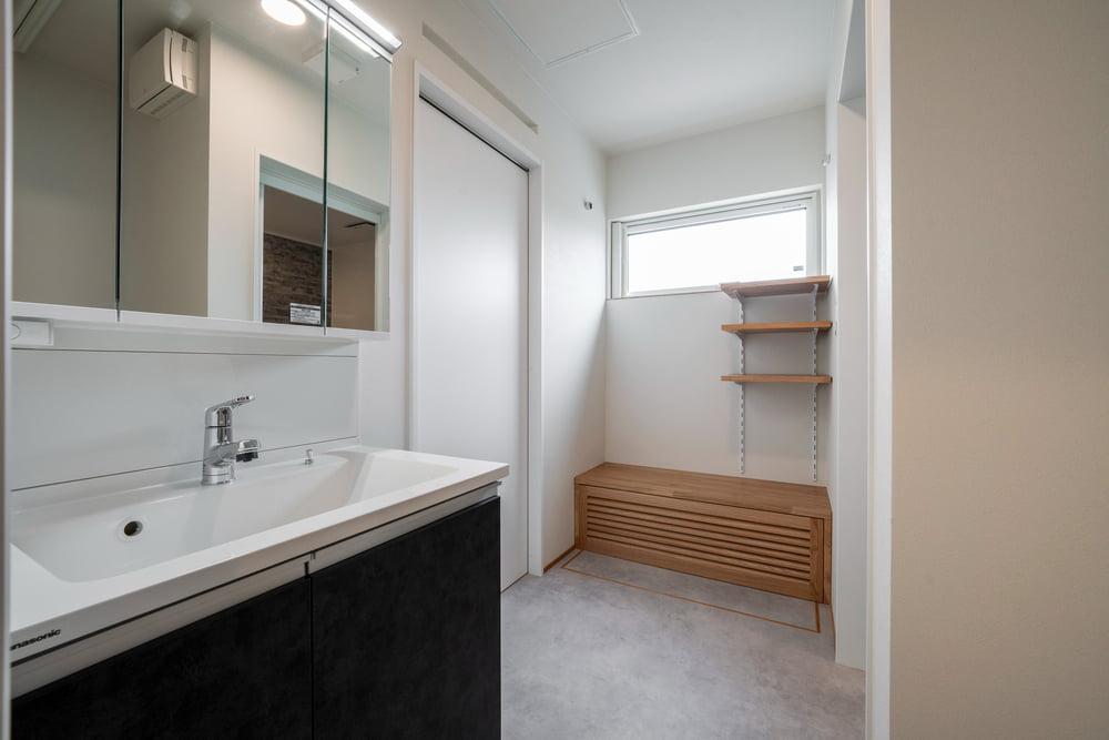 平屋 一人暮らしの生活リズムに合うシンプルで清潔感のある洗面室