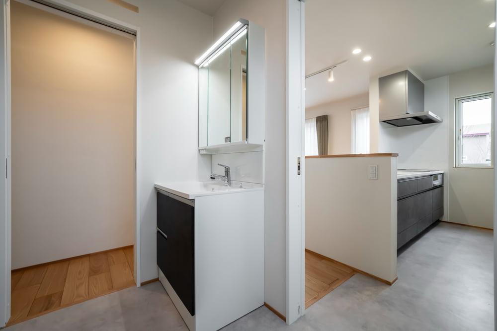 平屋 一人暮らしでも家事がしやすい洗面室とキッチンをつなぐ回遊動線