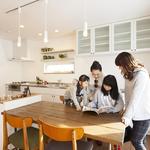リビングの上部は大きく吹き抜けに。光がふんだんに降りそそぎます。