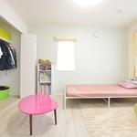 リビングからステップを上がると日当たりの子供部屋A