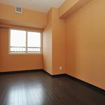 元気カラーのオレンジの壁紙で明るく変身したお部屋。