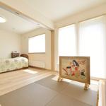 1階 和室と寝室の間の間仕切りは、壁に収納可