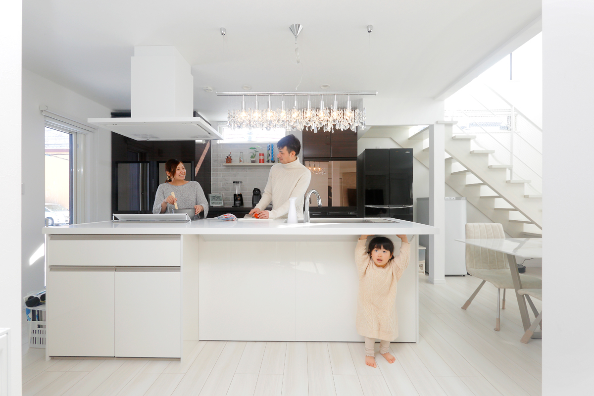 高級感ただよう白いアイランドキッチンのあるお家 リノベーション施工実例 タケウチリノベ 竹内建設 札幌の戸建てリノベーション 新築 注文住宅 建売 マンションリフォーム リノベーションのハウスメーカー 工務店