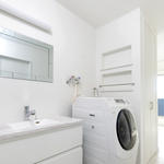 洗濯機は2階の洗面横に設置。洗ったら隣のパブリックスペースにすぐに干すことができます。