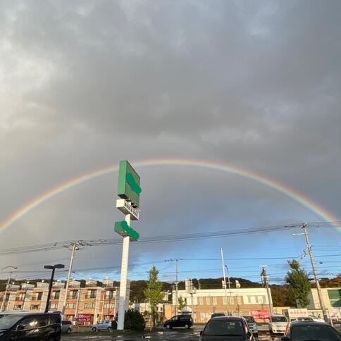 雨つづきの空に