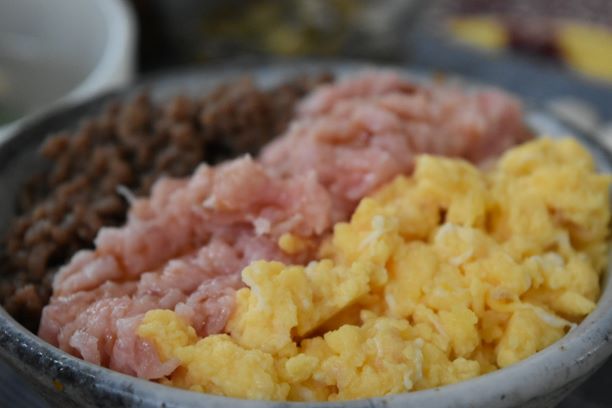 まぐろ叩き三食丼.JPG